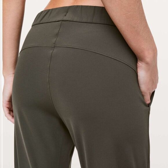 Lululemon On The Fly Crop 23” Dark Olive Size 2 - Picture 9 of 10
